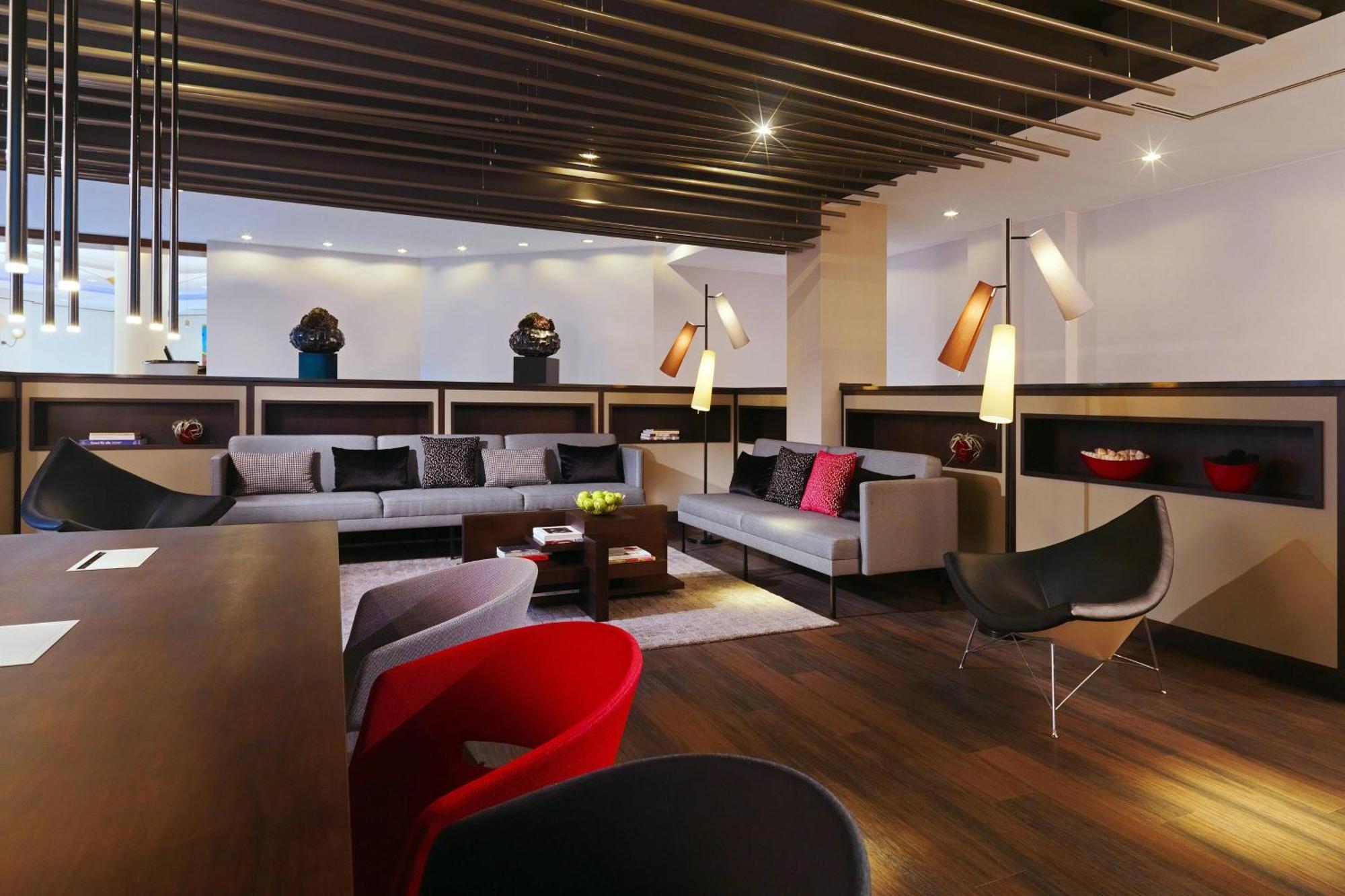 Le Meridien Frankfurt Frankfurt am Main Exterior photo The lounge at the airport