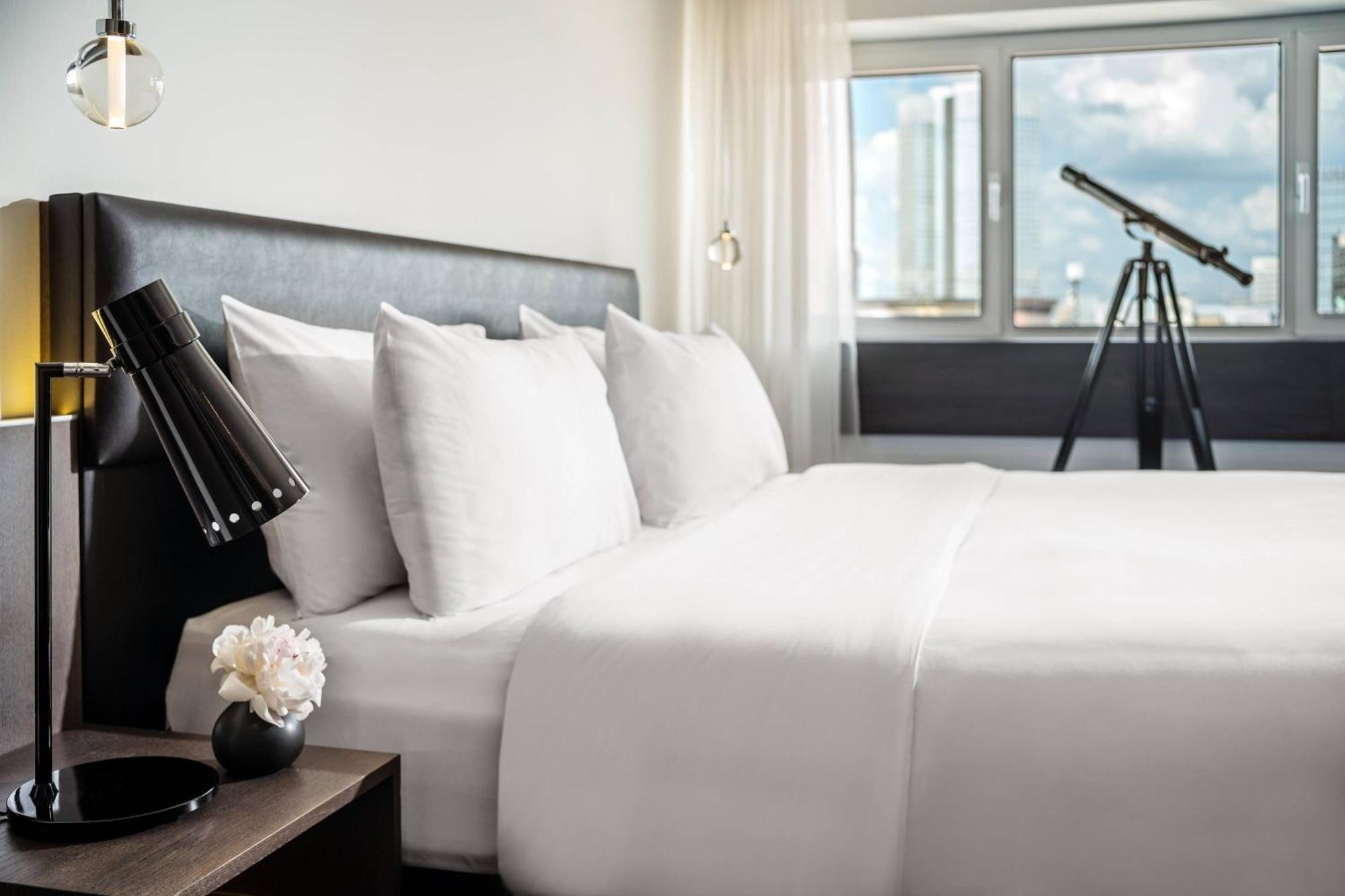Le Meridien Frankfurt Frankfurt am Main Exterior photo A guest room at the Hotel Indigo